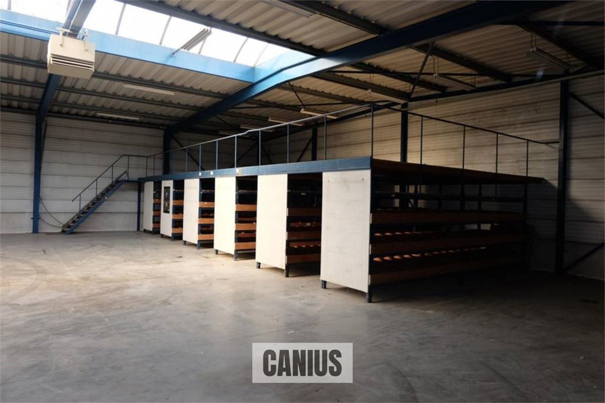 COMMERCIEEL GEBOUW MET MAGAZIJN EN WONING OP EEN ZICHTBARE LOCATIE