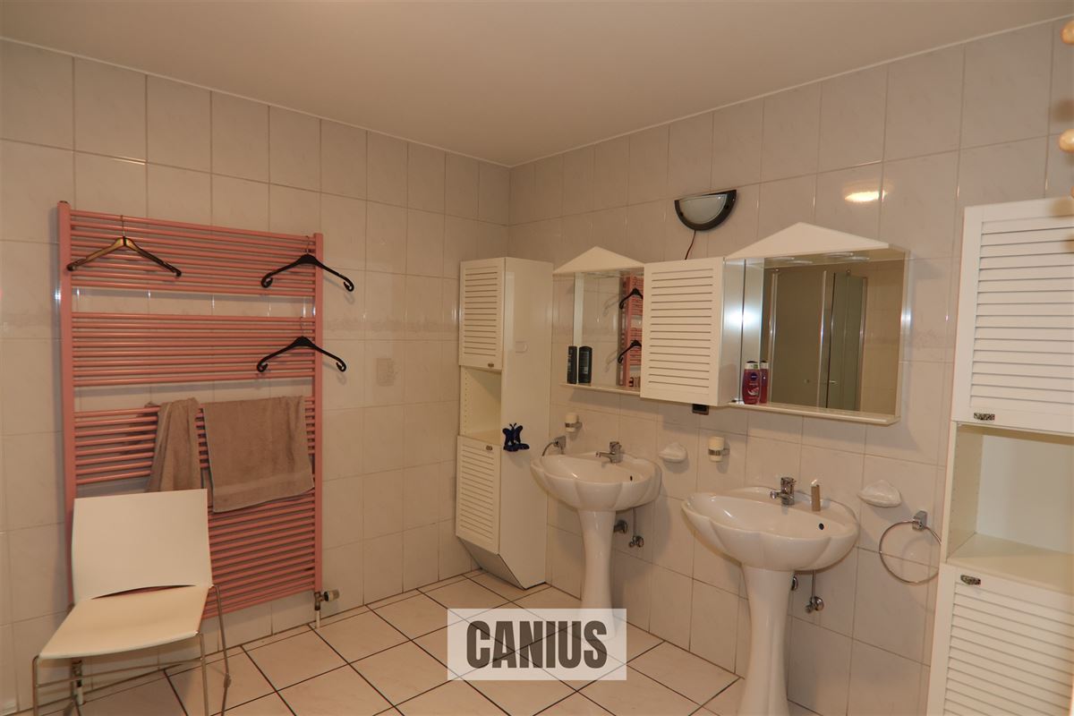 COMMERCIEEL GEBOUW MET MAGAZIJN EN WONING OP EEN ZICHTBARE LOCATIE