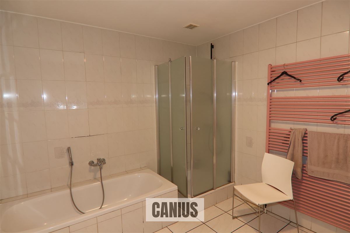 COMMERCIEEL GEBOUW MET MAGAZIJN EN WONING OP EEN ZICHTBARE LOCATIE