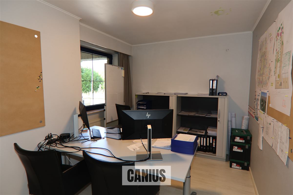 COMMERCIEEL GEBOUW MET MAGAZIJN EN WONING OP EEN ZICHTBARE LOCATIE