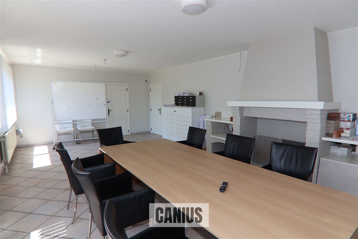 COMMERCIEEL GEBOUW MET MAGAZIJN EN WONING OP EEN ZICHTBARE LOCATIE
