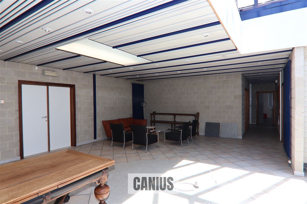 COMMERCIEEL GEBOUW MET MAGAZIJN EN WONING OP EEN ZICHTBARE LOCATIE