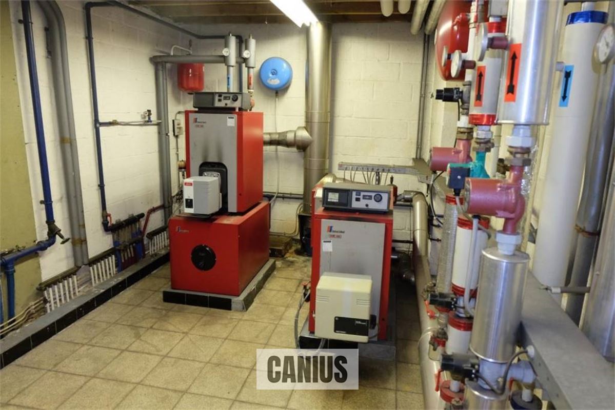 COMMERCIEEL GEBOUW MET MAGAZIJN EN WONING OP EEN ZICHTBARE LOCATIE