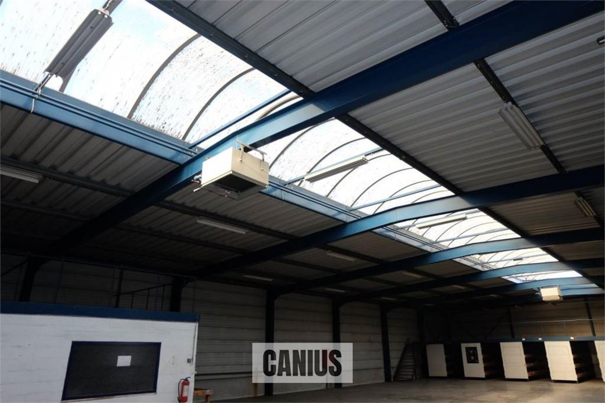 COMMERCIEEL GEBOUW MET MAGAZIJN EN WONING OP EEN ZICHTBARE LOCATIE