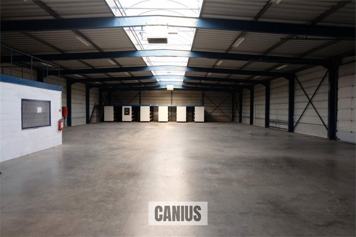 COMMERCIEEL GEBOUW MET MAGAZIJN EN WONING OP EEN ZICHTBARE LOCATIE