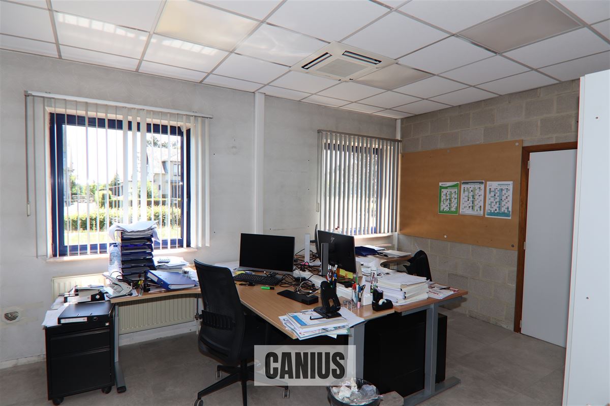 COMMERCIEEL GEBOUW MET MAGAZIJN EN WONING OP EEN ZICHTBARE LOCATIE