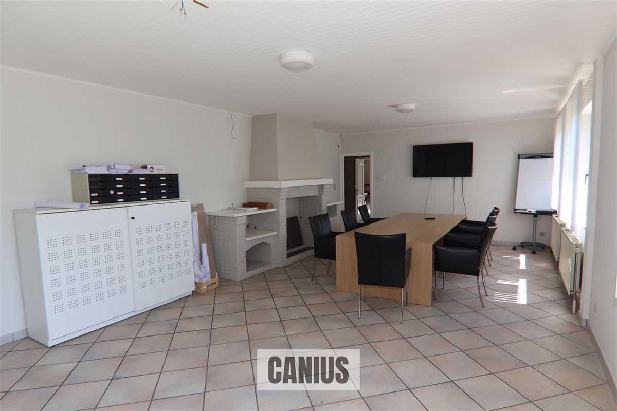 COMMERCIEEL GEBOUW MET MAGAZIJN EN WONING OP EEN ZICHTBARE LOCATIE