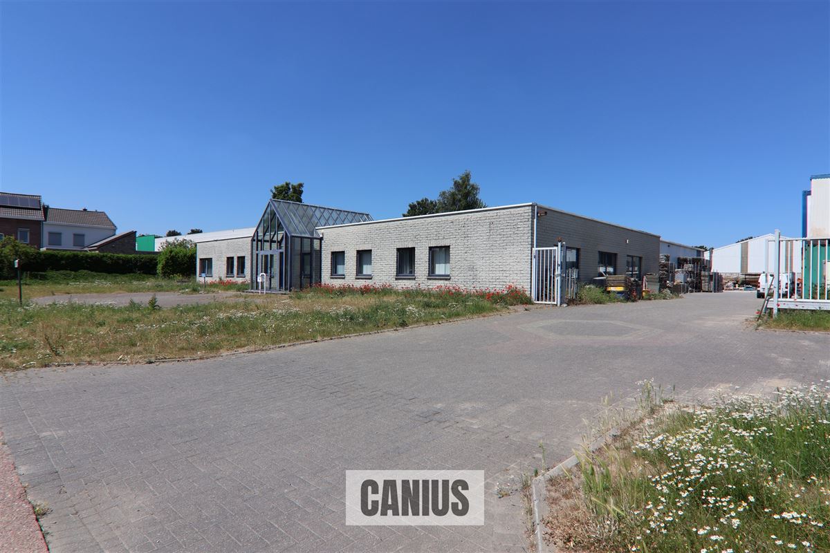 COMMERCIEEL GEBOUW MET MAGAZIJN EN WONING OP EEN ZICHTBARE LOCATIE