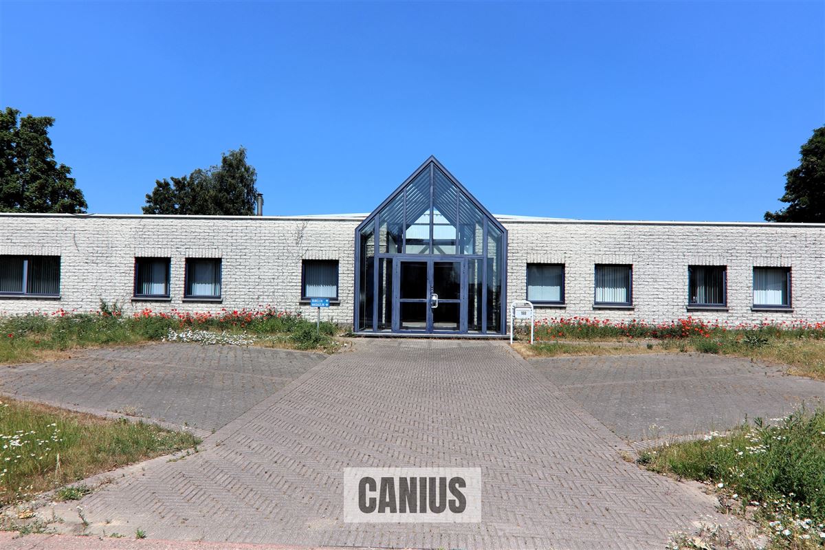 COMMERCIEEL GEBOUW MET MAGAZIJN EN WONING OP EEN ZICHTBARE LOCATIE