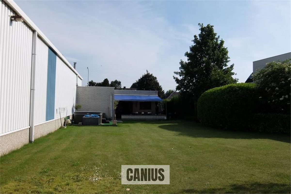 COMMERCIEEL GEBOUW MET MAGAZIJN EN WONING OP EEN ZICHTBARE LOCATIE