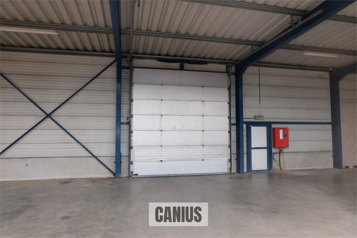COMMERCIEEL GEBOUW MET MAGAZIJN EN WONING OP EEN ZICHTBARE LOCATIE