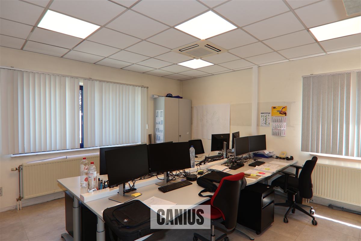 COMMERCIEEL GEBOUW MET MAGAZIJN EN WONING OP EEN ZICHTBARE LOCATIE