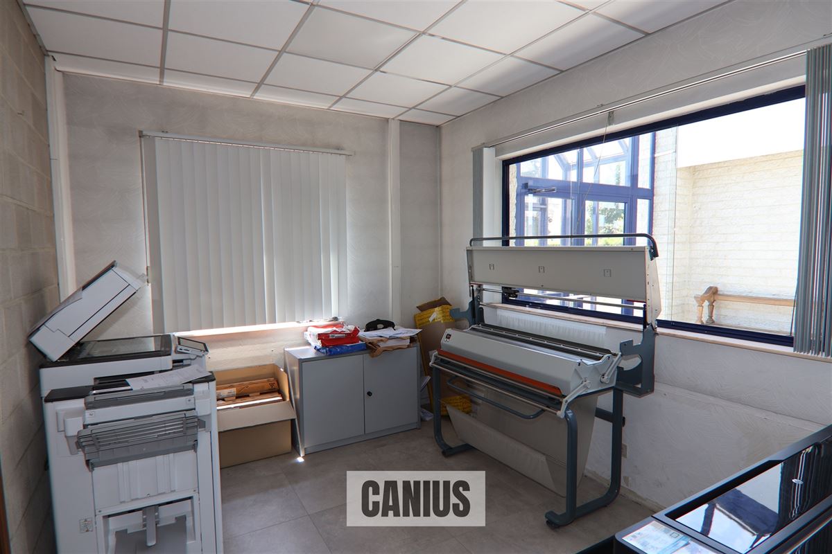 COMMERCIEEL GEBOUW MET MAGAZIJN EN WONING OP EEN ZICHTBARE LOCATIE