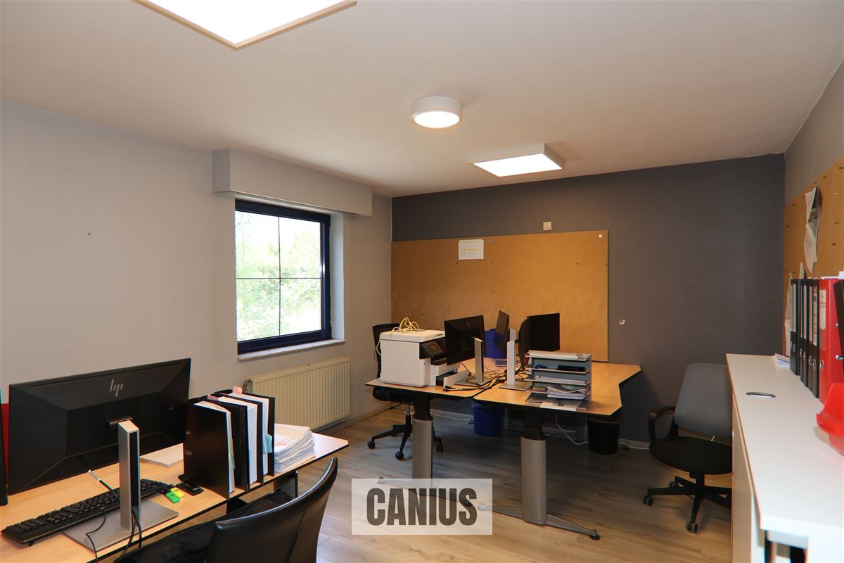 COMMERCIEEL GEBOUW MET MAGAZIJN EN WONING OP EEN ZICHTBARE LOCATIE