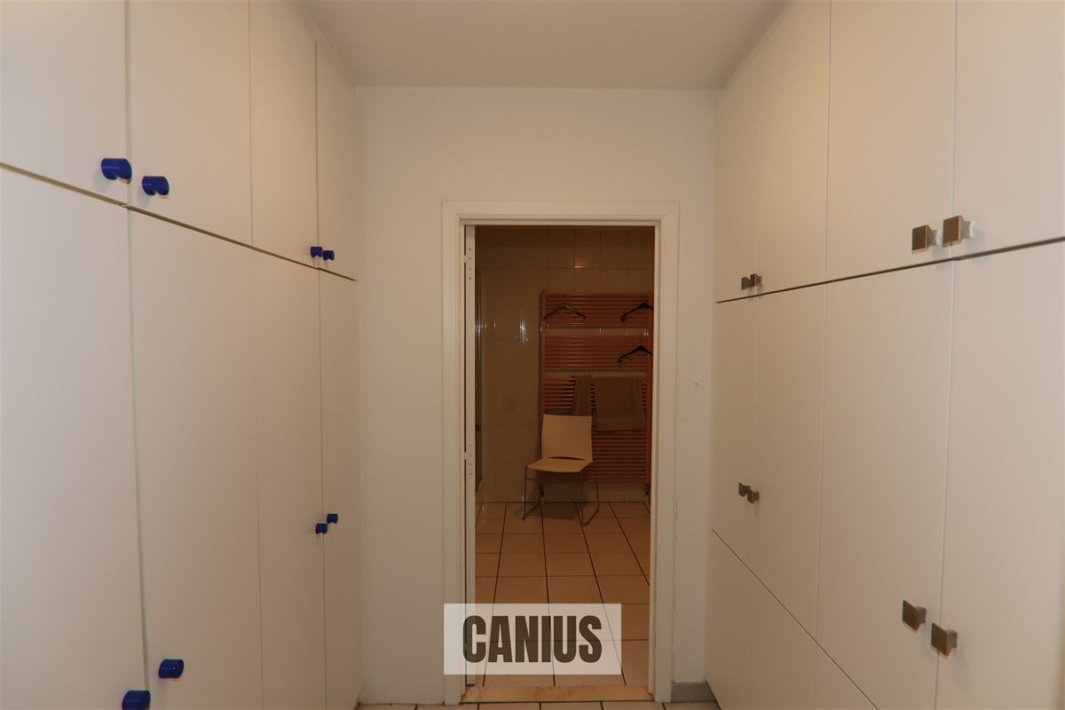 COMMERCIEEL GEBOUW MET MAGAZIJN EN WONING OP EEN ZICHTBARE LOCATIE