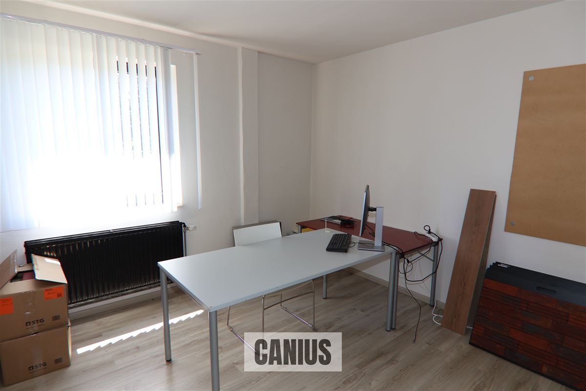 COMMERCIEEL GEBOUW MET MAGAZIJN EN WONING OP EEN ZICHTBARE LOCATIE