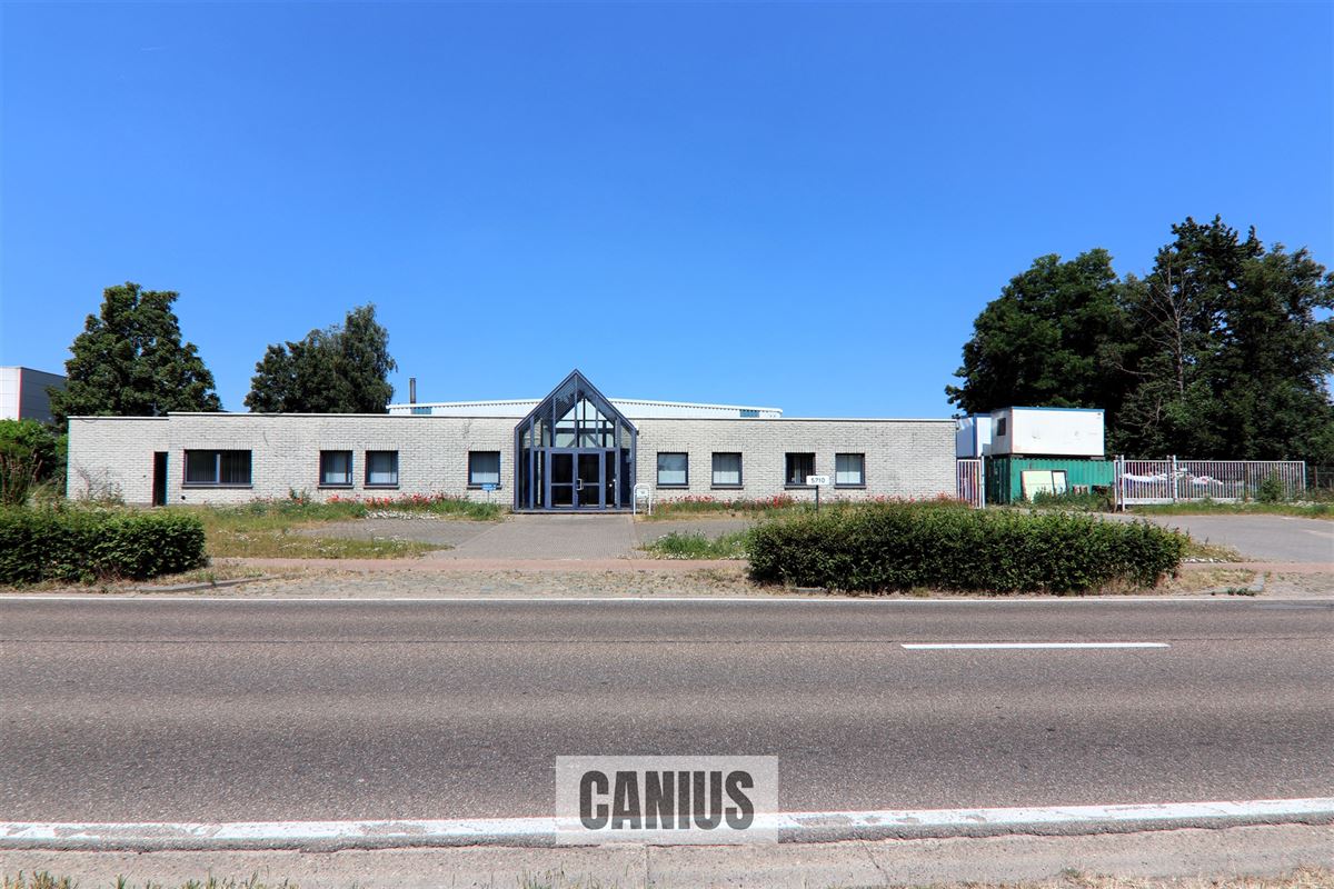 COMMERCIEEL GEBOUW MET MAGAZIJN EN WONING OP EEN ZICHTBARE LOCATIE