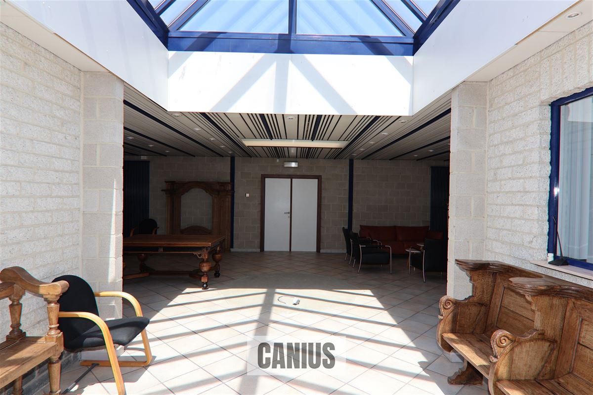COMMERCIEEL GEBOUW MET MAGAZIJN EN WONING OP EEN ZICHTBARE LOCATIE