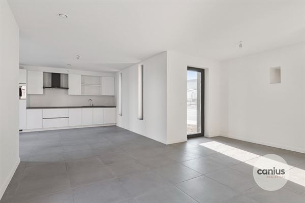 GELIJKVLOERS APPARTEMENT MET 1 SLAAPKAMER