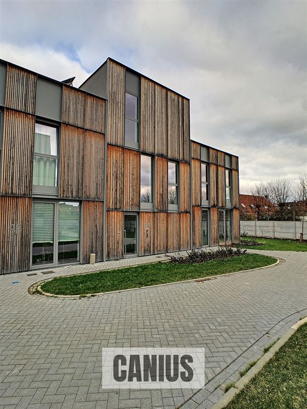 HEDENDAAGSE WONING MET 3 SLKS, STADSTUIN & PARKEERPLAATS