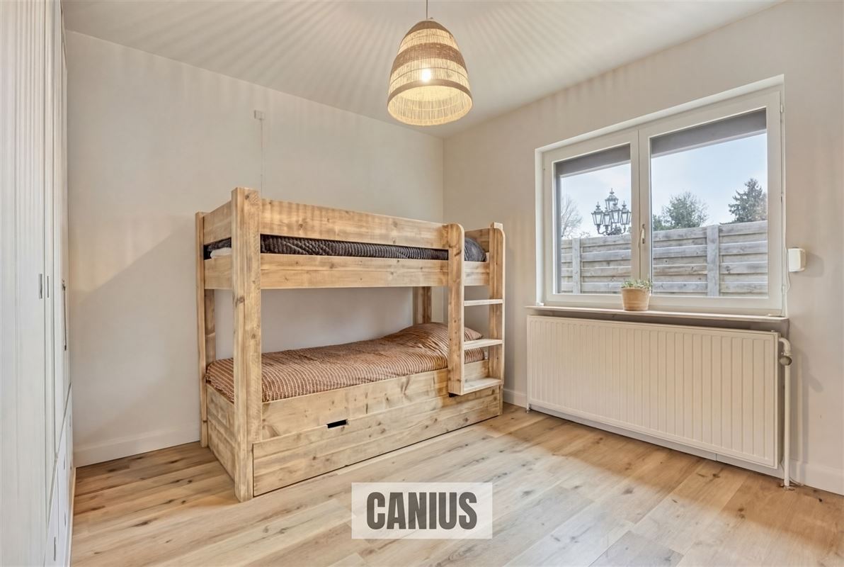 KNAPPE GELIJKVLOERSE WONING MET 4 SLAAPKAMERS