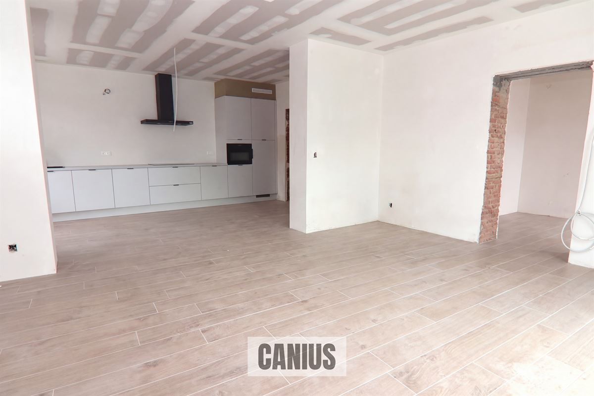 WONEN IN DE PAREL VAN HASPENGOUW