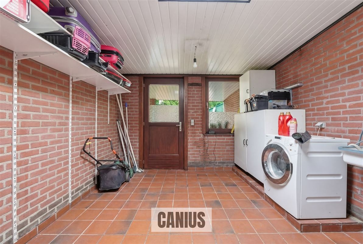 HALFOPEN GELIJKVLOERSE WONING MET DRIE SLAAPKAMERS