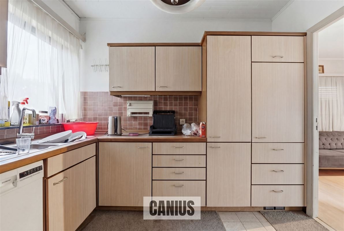 HALFOPEN GELIJKVLOERSE WONING MET DRIE SLAAPKAMERS