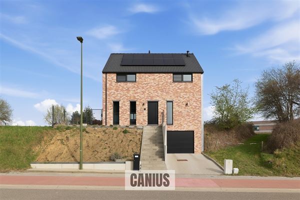 STIJLVOLLE HALFOPEN BEBOUWING MET DRIE SLAAPKAMERS EN LIFT
