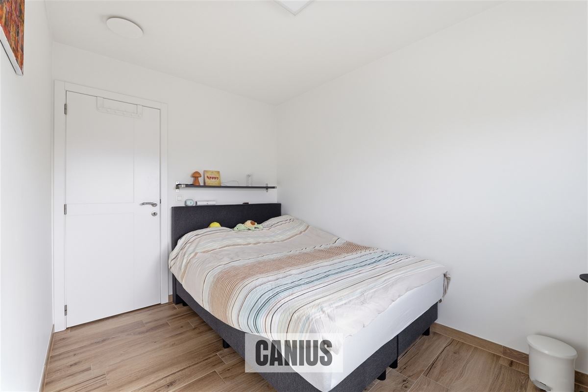 STIJLVOLLE HALFOPEN BEBOUWING MET DRIE SLAAPKAMERS EN LIFT