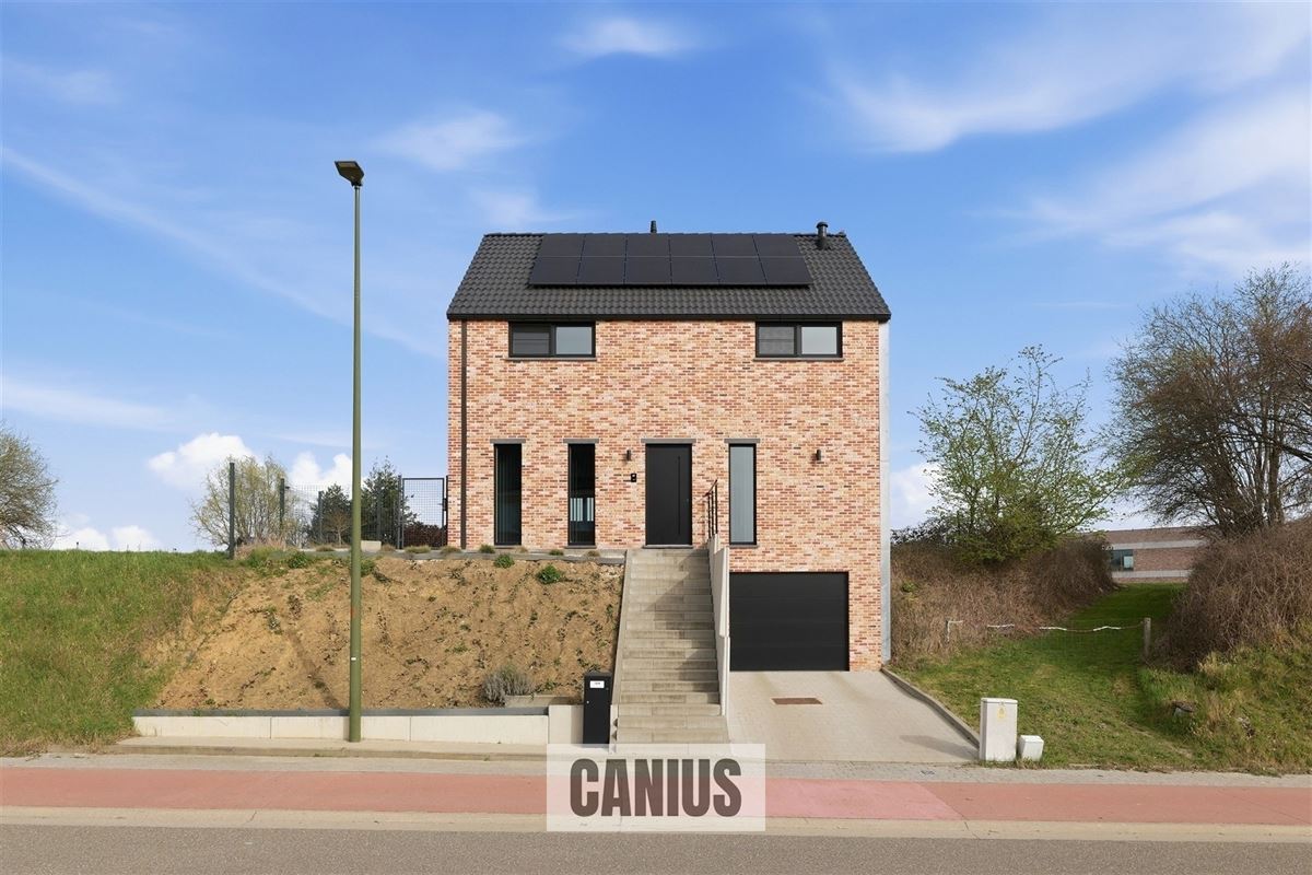 STIJLVOLLE HALFOPEN BEBOUWING MET DRIE SLAAPKAMERS EN LIFT