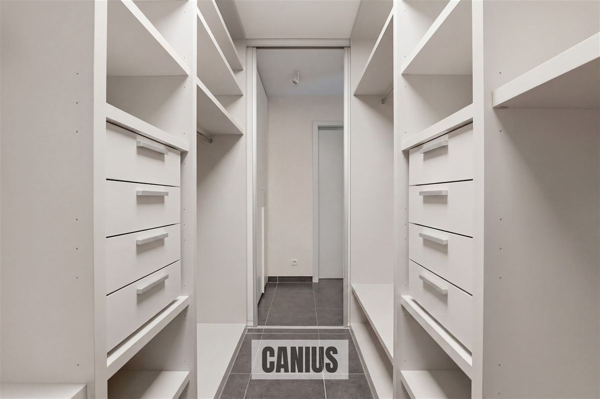 STIJLVOL GELIJKVLOERS APPARTEMENT MET DRIE SLAAPKAMERS