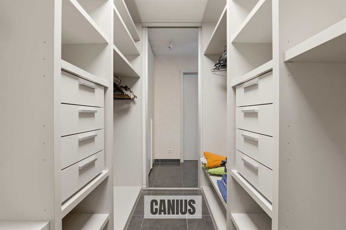 STIJLVOL GELIJKVLOERS APPARTEMENT MET DRIE SLAAPKAMERS