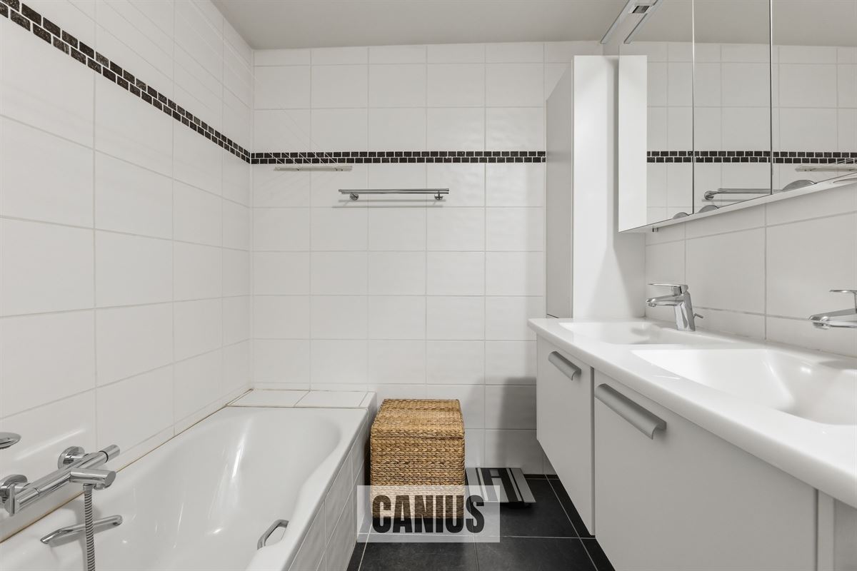 STIJLVOL GELIJKVLOERS APPARTEMENT MET DRIE SLAAPKAMERS