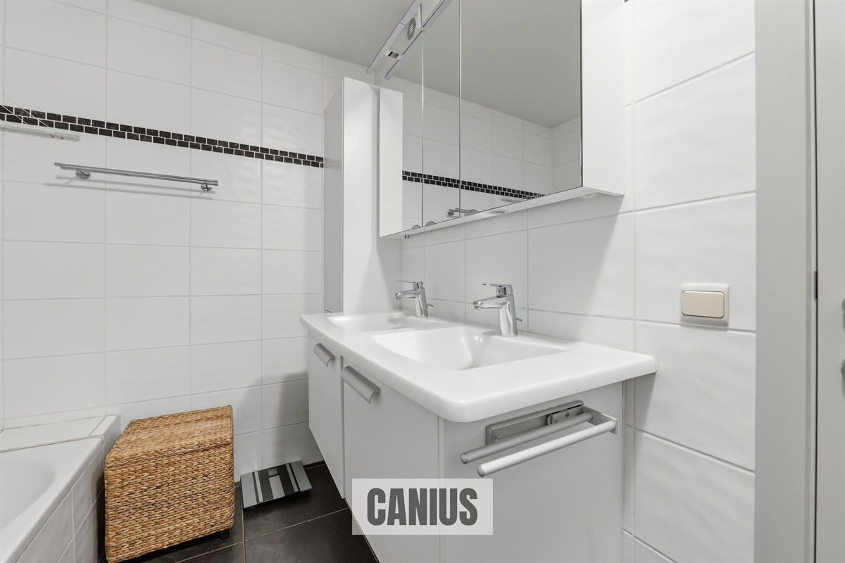 STIJLVOL GELIJKVLOERS APPARTEMENT MET DRIE SLAAPKAMERS