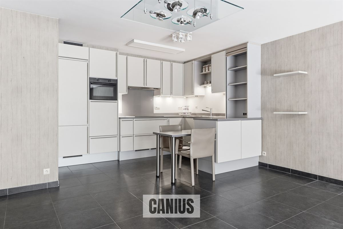 STIJLVOL GELIJKVLOERS APPARTEMENT MET DRIE SLAAPKAMERS