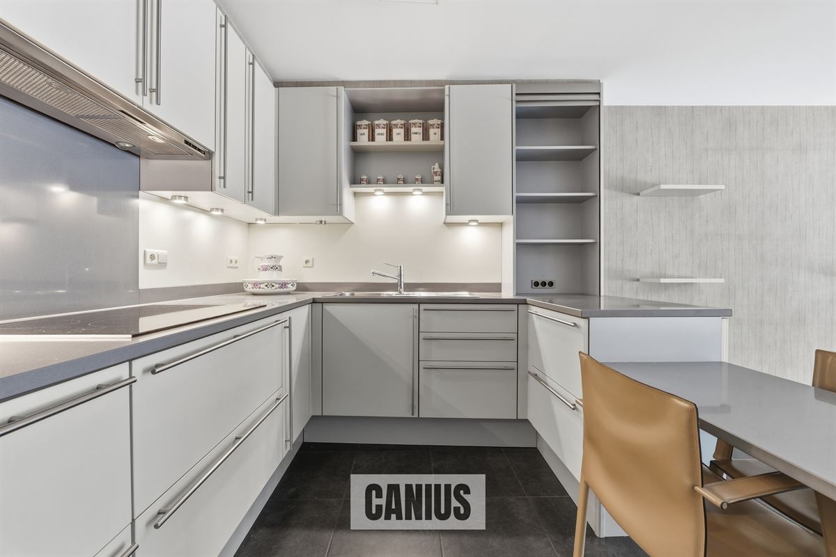 STIJLVOL GELIJKVLOERS APPARTEMENT MET DRIE SLAAPKAMERS