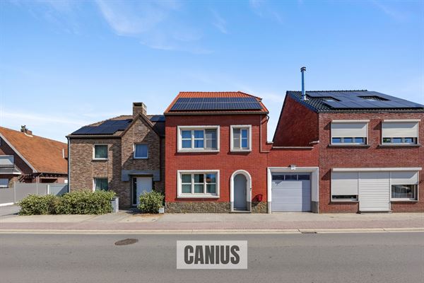 CHARMANTE, GERENOVEERDE WONING MET 2 SLPK