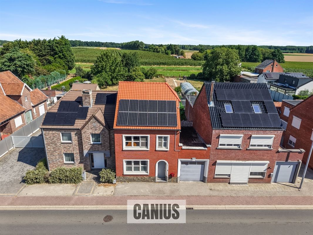CHARMANTE, GERENOVEERDE WONING MET 2 SLPK