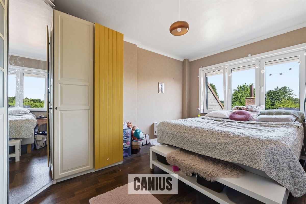 CHARMANTE, GERENOVEERDE WONING MET 2 SLPK