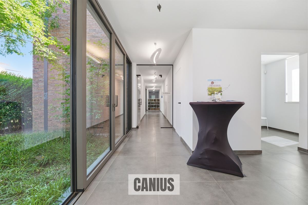 KANTOORGEBOUW MET PRAKTIJKRUIMTES OP TOPLOCATIE