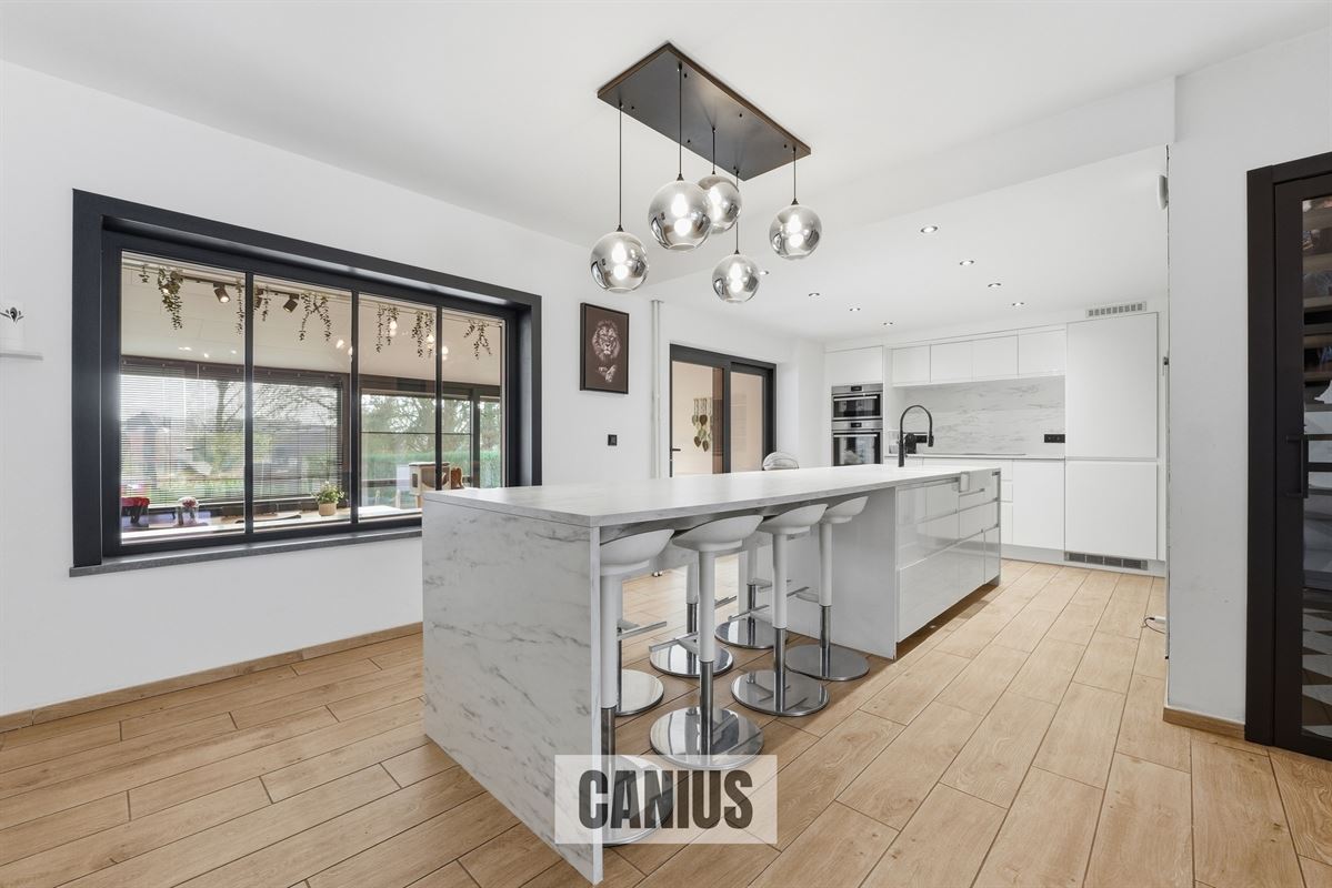 GERENOVEERDE OPEN BEBOUWING MET VIER SLAAPKAMERS