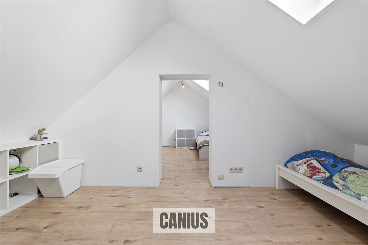 GERENOVEERDE OPEN BEBOUWING MET VIER SLAAPKAMERS