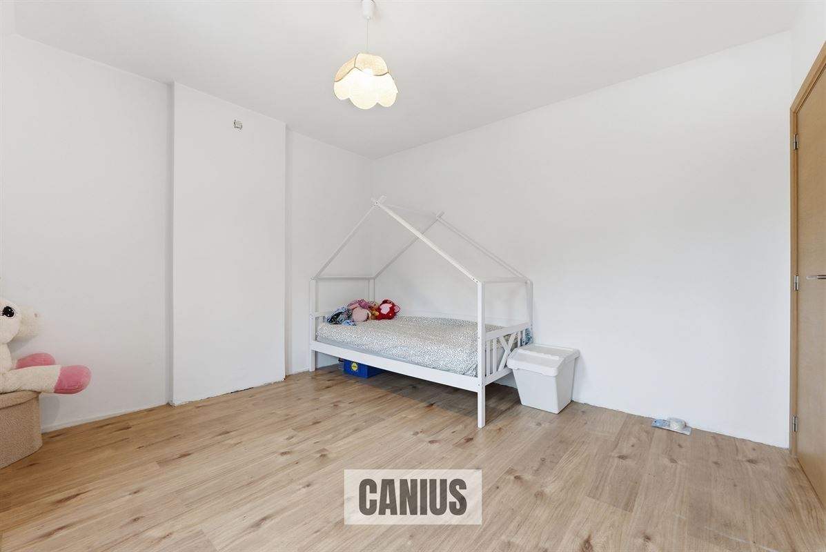 GERENOVEERDE OPEN BEBOUWING MET VIER SLAAPKAMERS