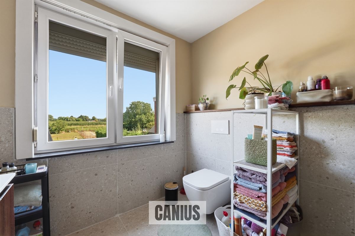 CHARMANTE, GERENOVEERDE WONING MET 2 SLPK