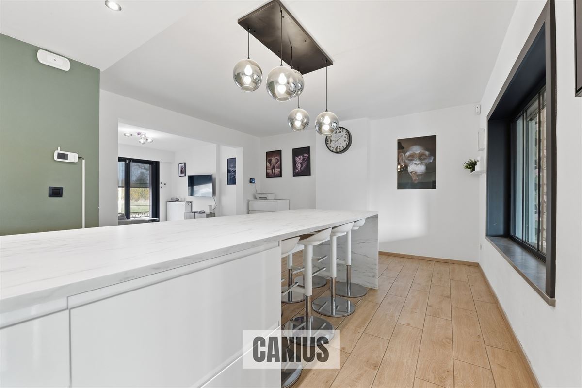 GERENOVEERDE OPEN BEBOUWING MET VIER SLAAPKAMERS