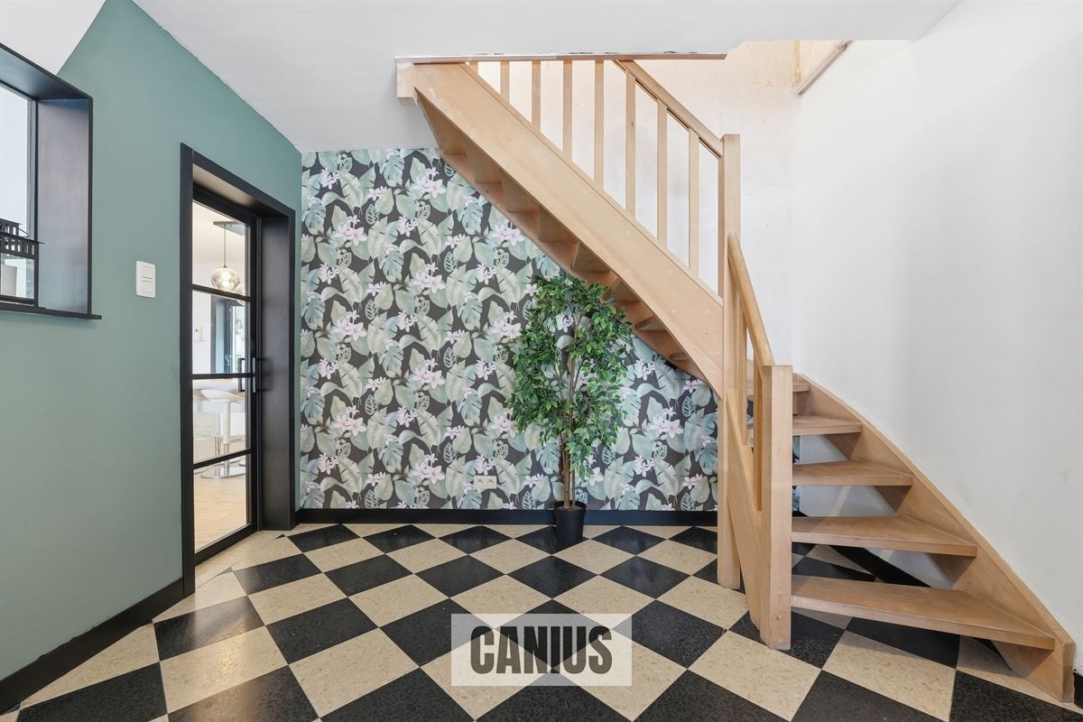 GERENOVEERDE OPEN BEBOUWING MET VIER SLAAPKAMERS