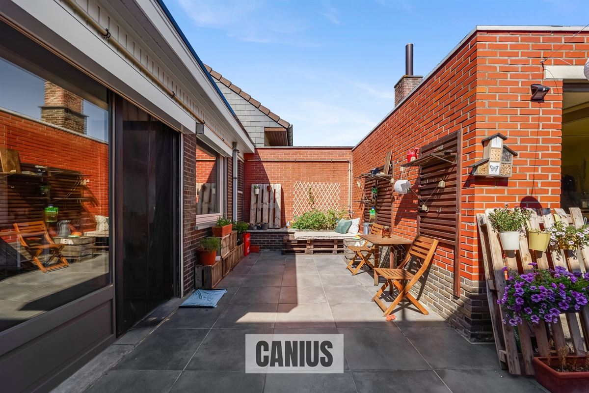 CHARMANTE, GERENOVEERDE WONING MET 2 SLPK