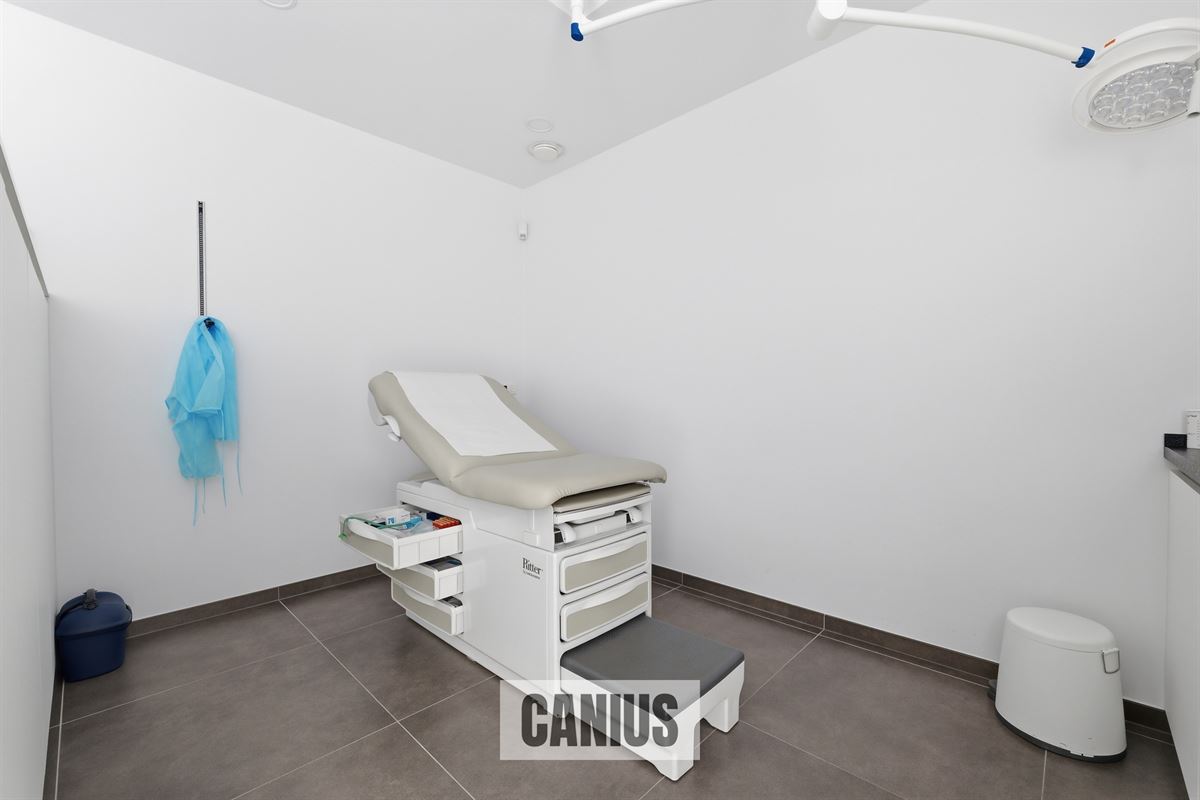 KANTOORGEBOUW MET PRAKTIJKRUIMTES OP TOPLOCATIE