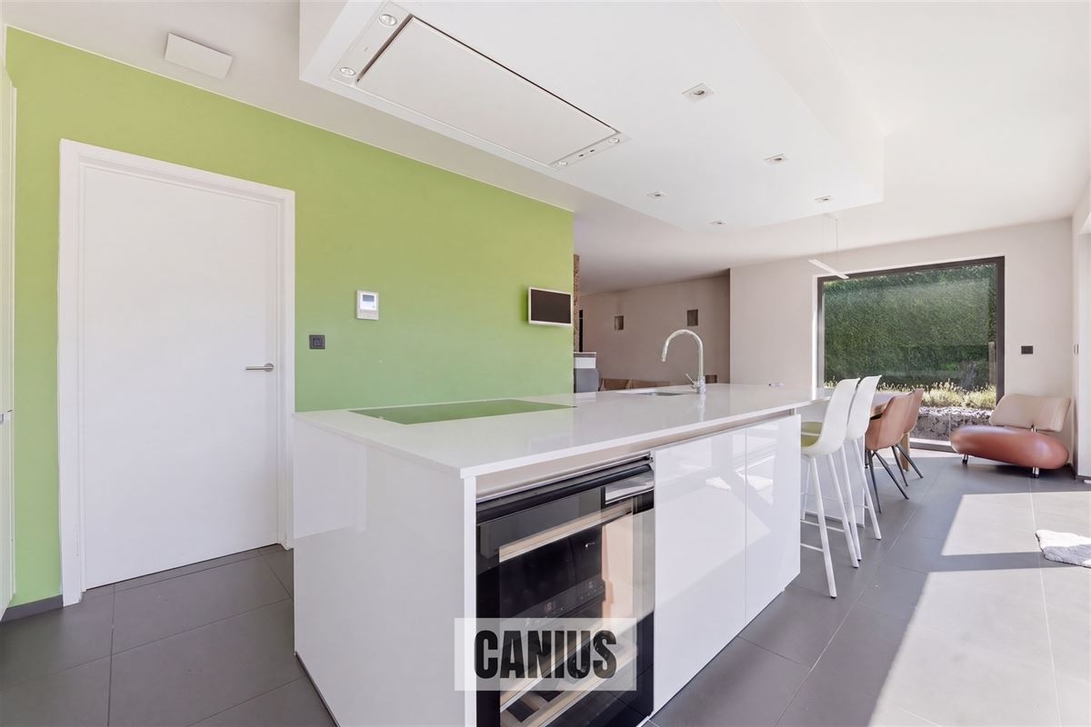 MODERNE, INSTAPKLARE WONING MET 3 SLPK EN ZUIDGERICHTE TUIN